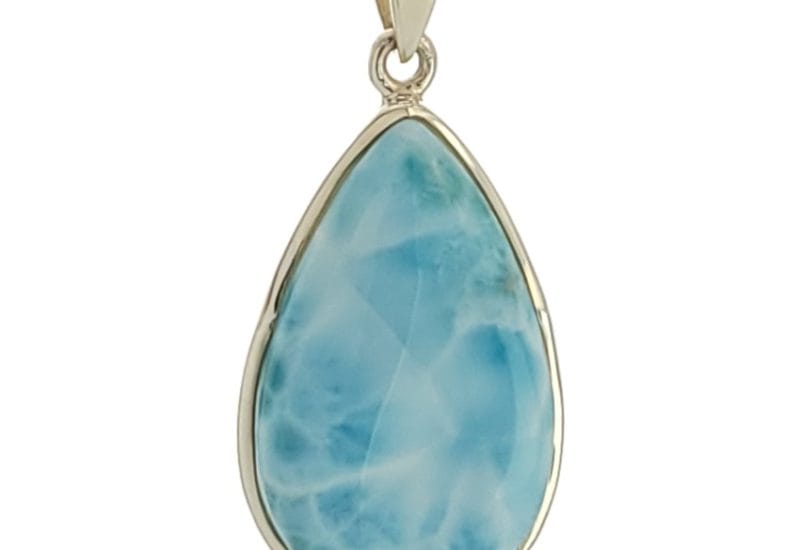 Colgante de plata 925 con lágrima de larimar de 30×19 mm.