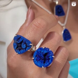 Imagen de portada de un vídeo en Instagram de nuestras joyas de azurita