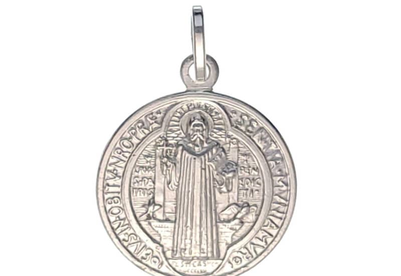 Colgante medalla de San Benito en plata de 2 centímetros.