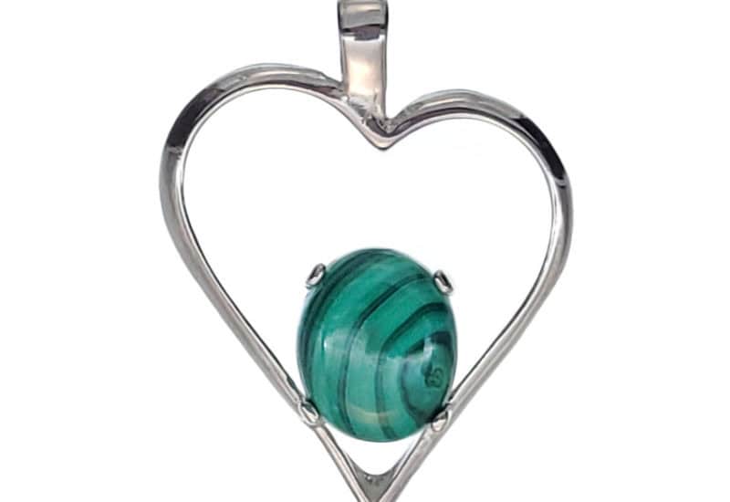 Colgante corazón de malaquita en plata de 33 x 27 mm.