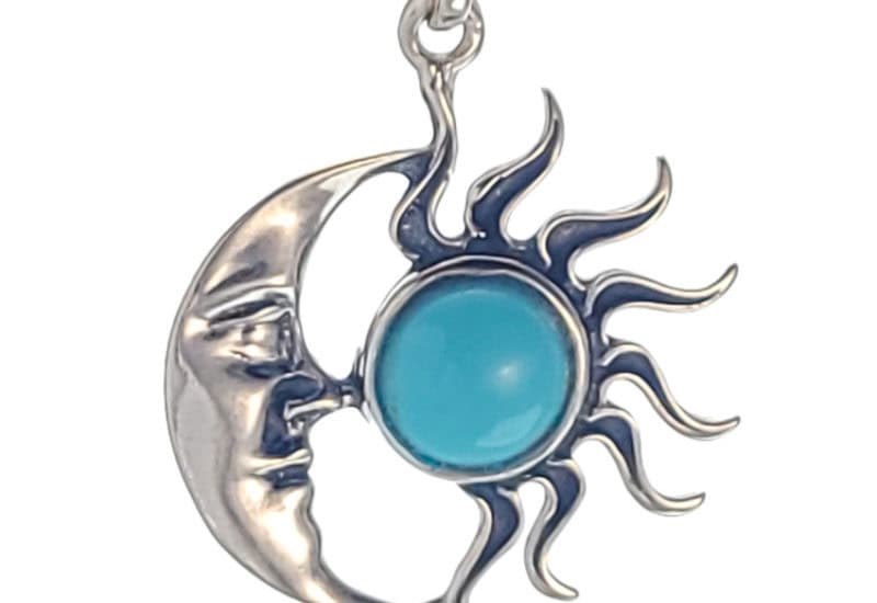 Colgante Sol y Luna de Howlita azul turquesa