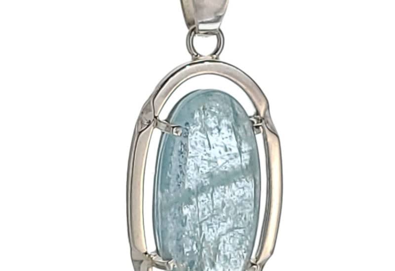 Colgante de plata con aguamarina de 30×15 mm.