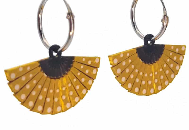 Pendientes abanico dorado con aro de plata de 15 mm.