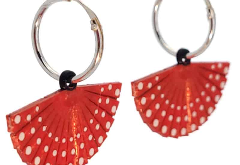 Pendientes abanico rojo con aro de plata de 15 mm.