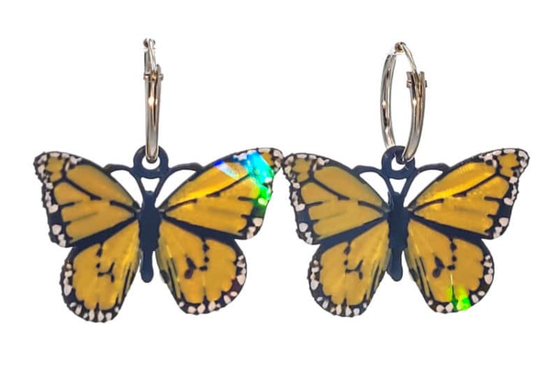 Pendientes mariposa dorada en aro de plata de 15 mm.