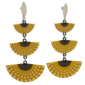 Grandes pendientes tres abanicos dorados de 80x40 mm. Grandes pendientes tres abanicos dorados de 80x40 mm.
