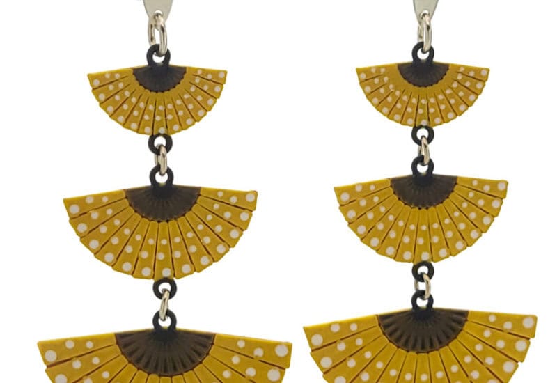 Grandes pendientes tres abanicos dorados de 80×40 mm.