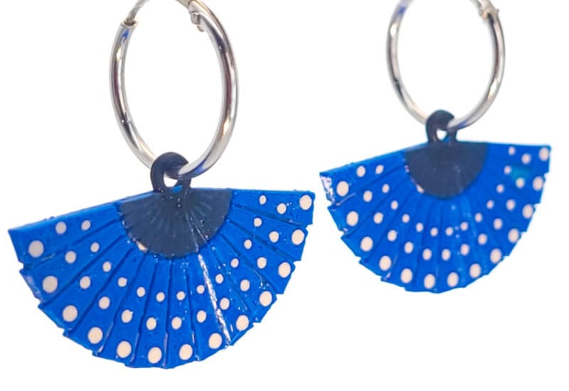 Pendientes abanicos azules con aro de plata de 15 mm.