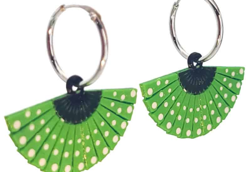 Pendientes abanico verde con aro de plata de 15 mm.