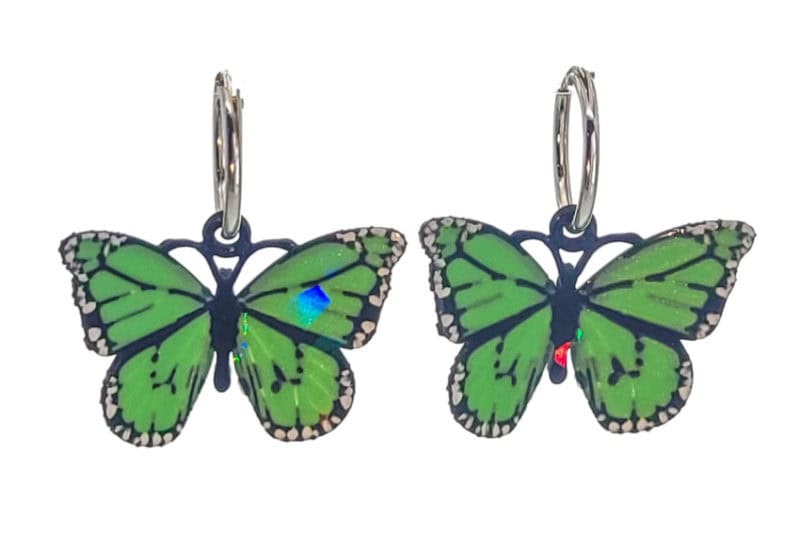 Pendientes mariposa verde en aro de plata de 15 mm.