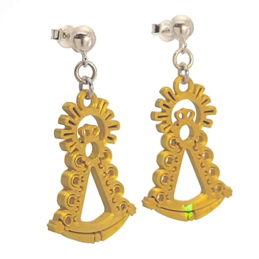Pendientes silueta dorada Virgen del Rocío con cierre de plata (1) Pendientes silueta dorada Virgen del Rocío con cierre de plata (1)