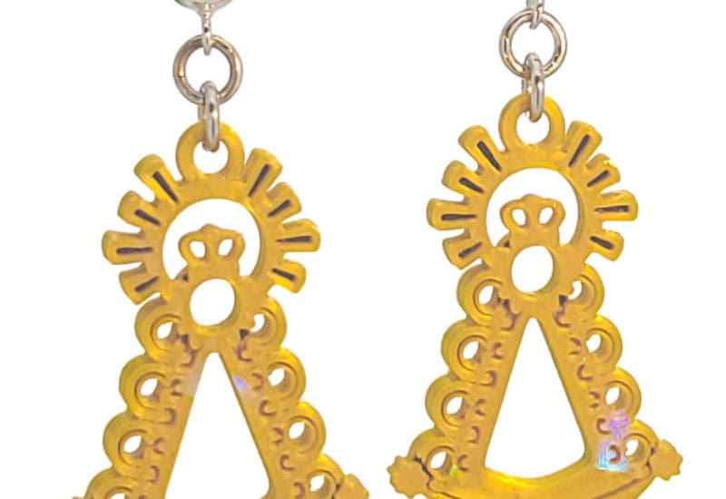 Pendientes silueta dorada Virgen del Rocío con cierre de plata