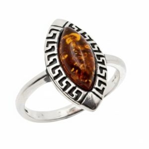 Anillo marquise de plata y ámbar con grabado greca Anillo marquise de plata y ámbar con grabado greca