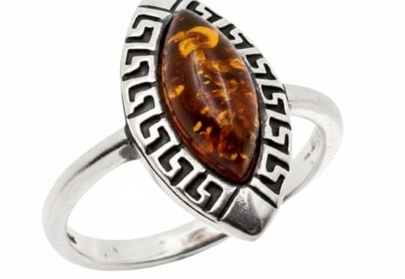 Anillo marquise de plata y ámbar con grabado greca