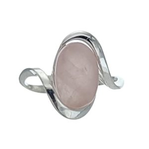 Anillo de plata con engarce de cuarzo rosa de 12x8 mm. Anillo de plata con engarce de cuarzo rosa de 12x8 mm.