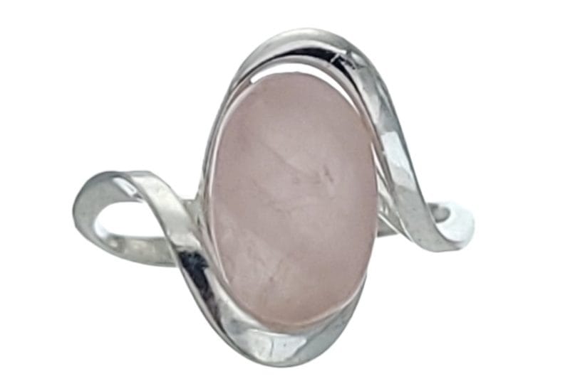 Anillo de plata con engarce de cuarzo rosa de 12×8 mm.