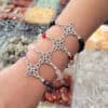pulsera de piedras con el nudo de bruja de plata