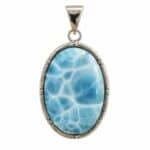 Colgante ovalado de larimar azul en plata 925, vista frontal vertical sobre fondo blanco