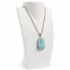 Colgante de larimar sobre busto blanco Colgante de larimar sobre busto blanco