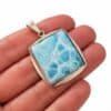 Colgante de larimar sobre la mano