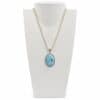 Collar de larimar sobre expositor blanco Collar de larimar sobre expositor blanco