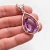 Colgante de amatista en plata – detalle Detalle del engaste de plata y la amatista facetada