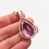 Colgante de amatista en plata – vista en mano Colgante de amatista facetada en plata visto sobre la mano
