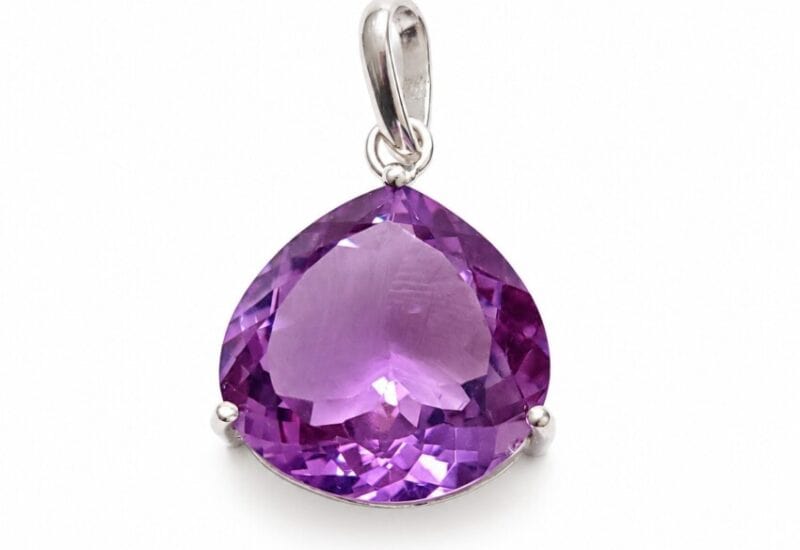 Colgante de amatista de talla pera en plata 925